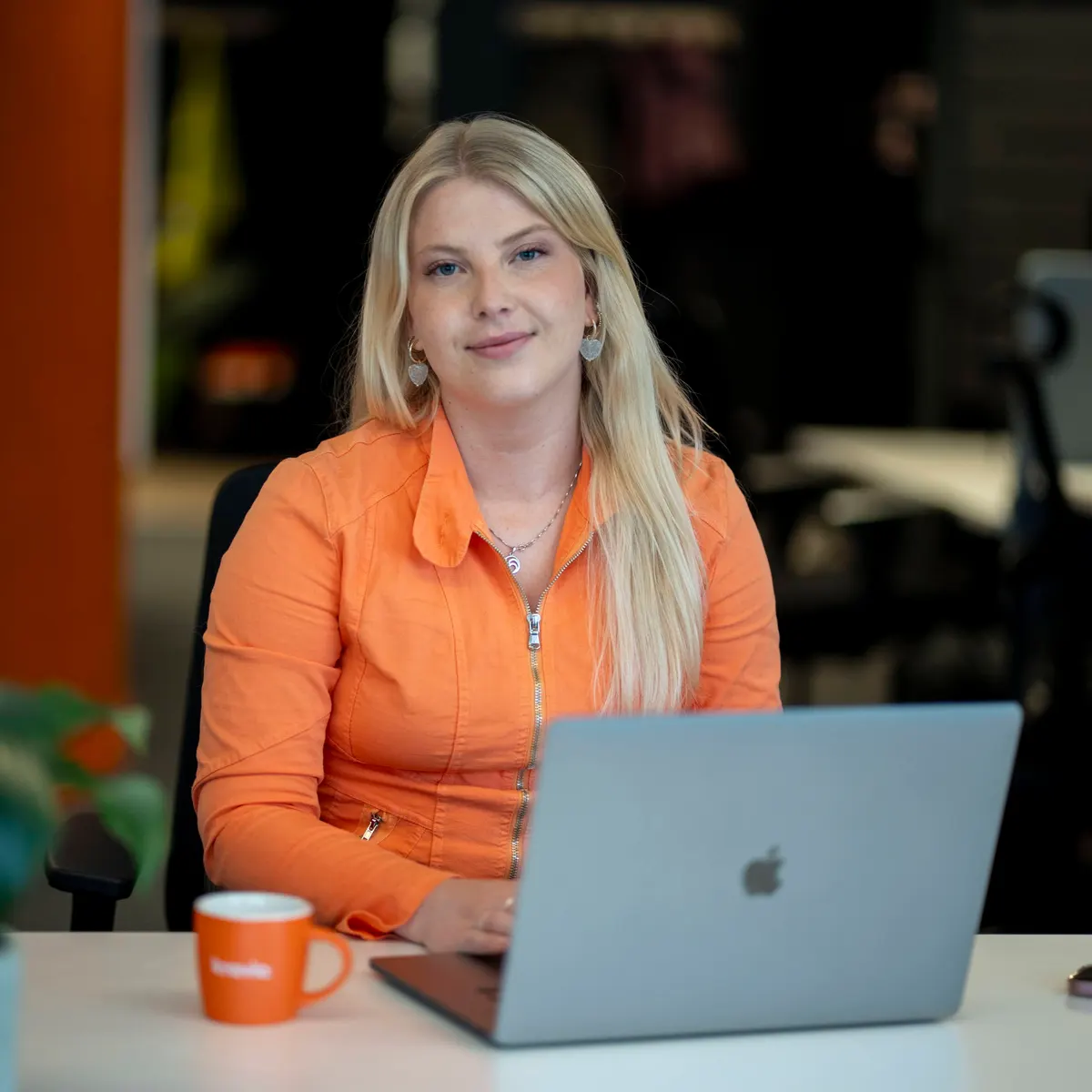 A Kravia adviser at her desk