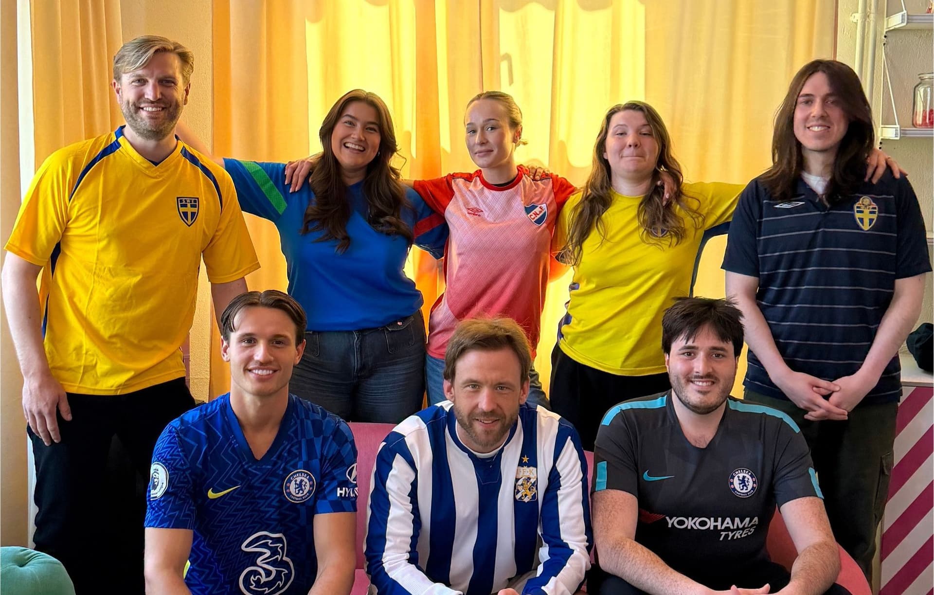 Dagen då rivalitet möter lagarbete för en livsviktig sak - Fotbollströjefredag!